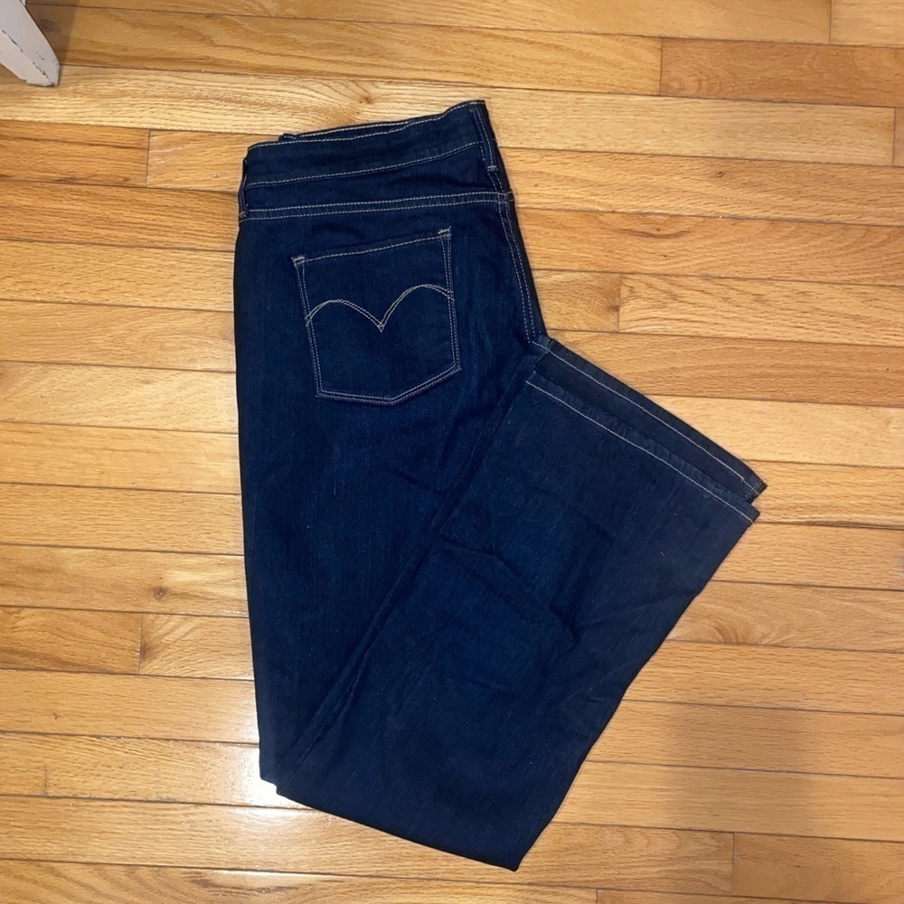 Levi Demi Curve Boot Cut - Picture 9 of 9